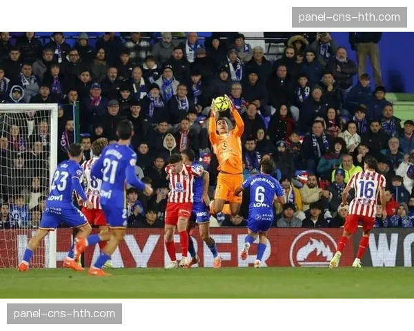 球迷镜头：看台上马竞教练组使用平板电脑实时分析对方角球防守站位